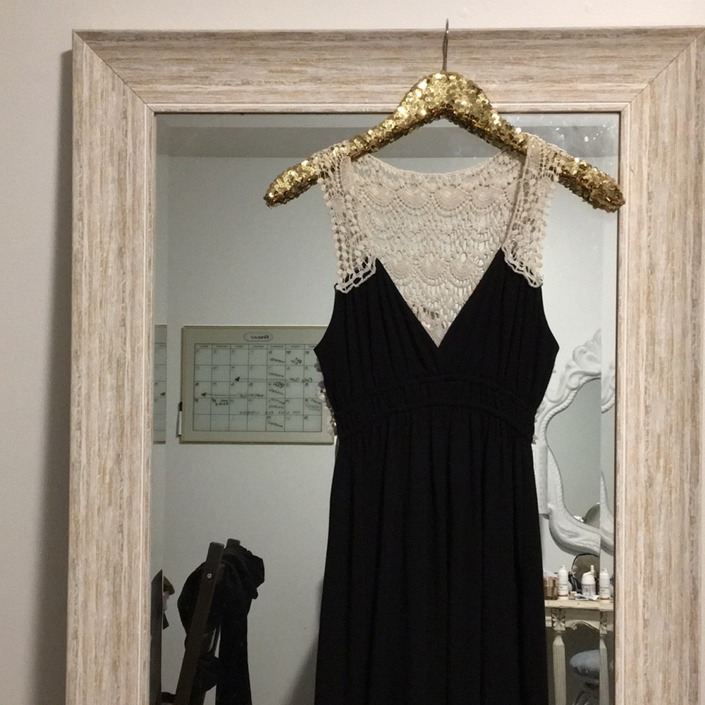 Maxi dress with crochet back